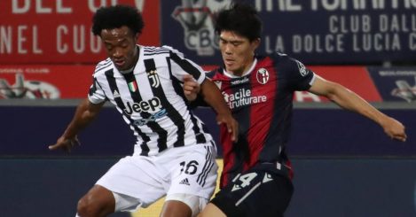Juan Cuadrado tussling with Takehiro Tomiyasu, Juventus v Bologna, 2021