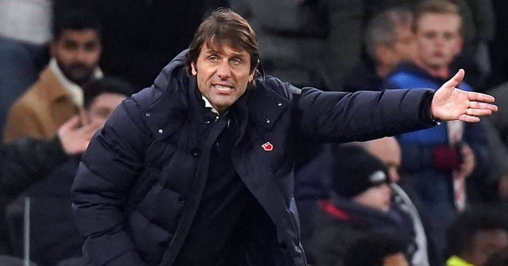 Antonio Conte pointing during a Tottenham Hotspur match