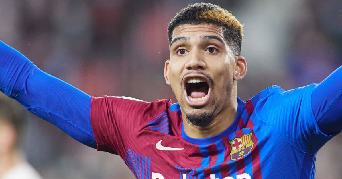 Bek Barcelona Ronald Araujo merayakan gol ke gawang Sevilla di La Liga