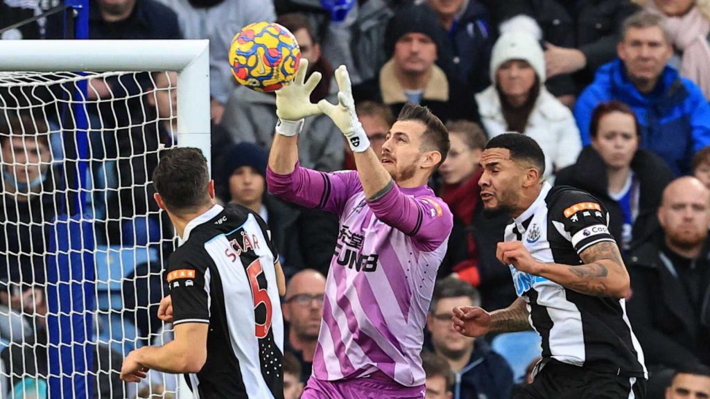 Martin Dubravka making a catch for Newcastle United