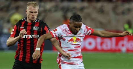 Mitchel Bakker chasing Christopher Nkunku